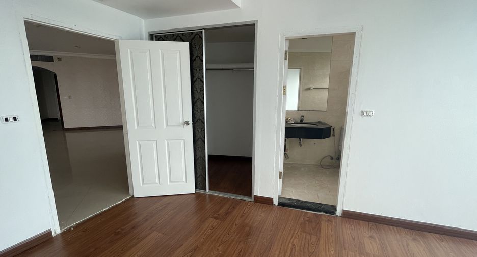 Condo en alquiler de 3 habitaciones en Bang Kho Laem, Bangkok