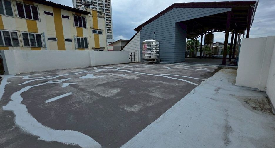 For rent 3 bedrooms townhouse in Yan Nawa, Bangkok