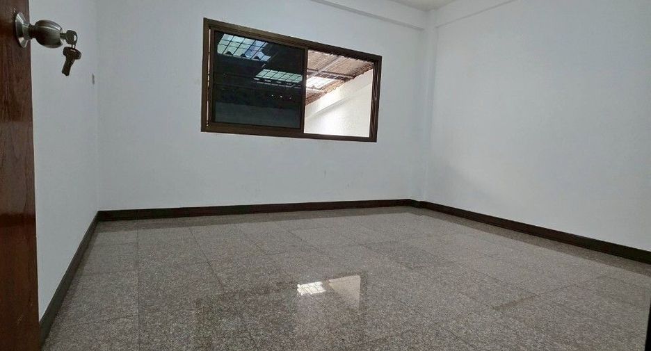 For rent 3 bedrooms townhouse in Yan Nawa, Bangkok