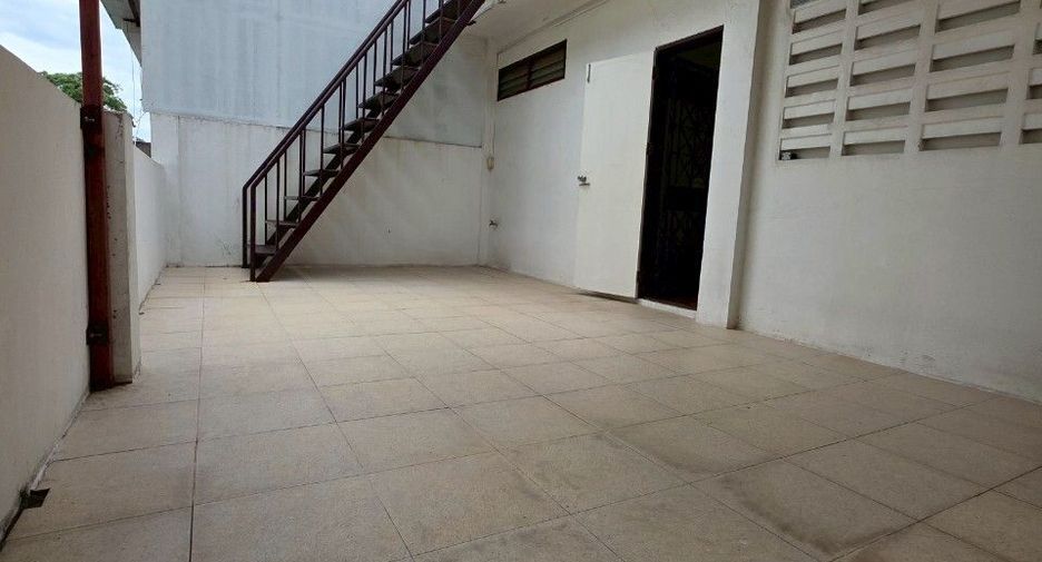 For rent 3 bedrooms townhouse in Yan Nawa, Bangkok