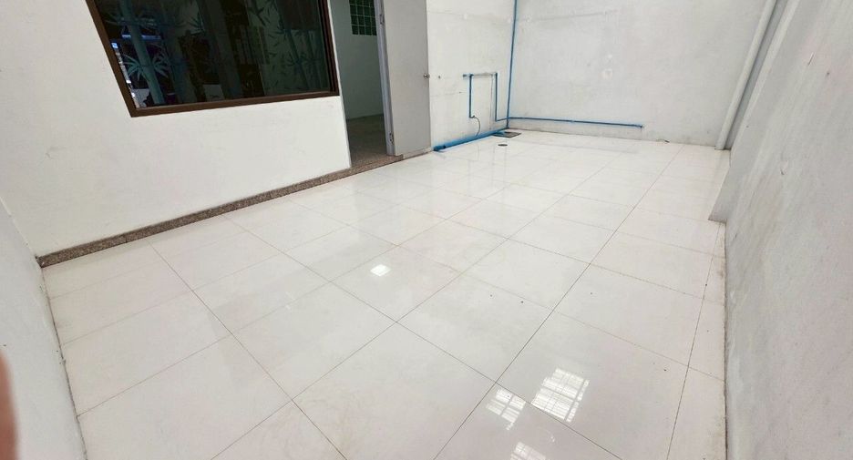 For rent 3 bedrooms townhouse in Yan Nawa, Bangkok
