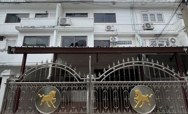 For rent 3 bedrooms townhouse in Yan Nawa, Bangkok