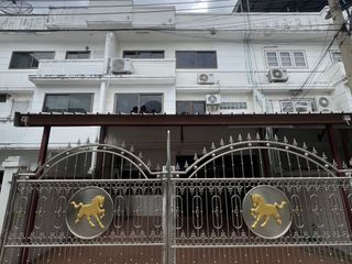 For rent 3 bedrooms townhouse in Yan Nawa, Bangkok