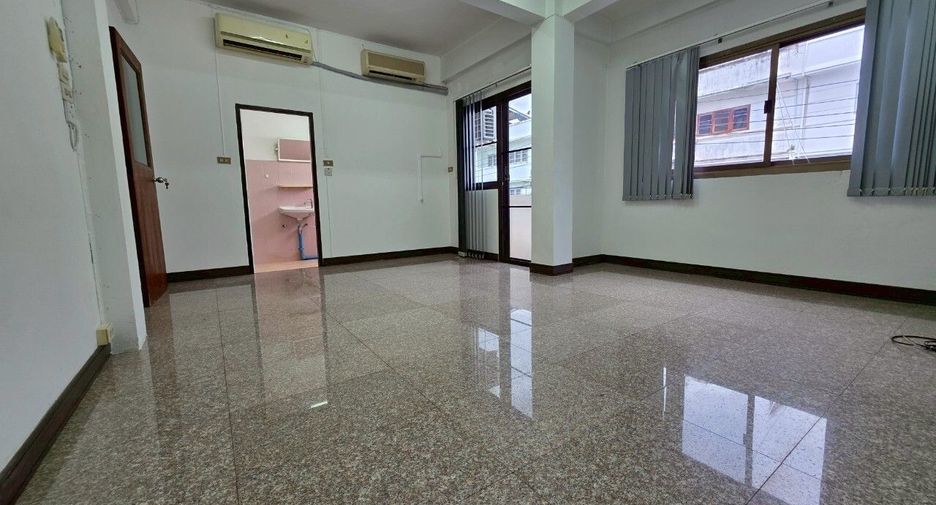 For rent 3 bedrooms townhouse in Yan Nawa, Bangkok