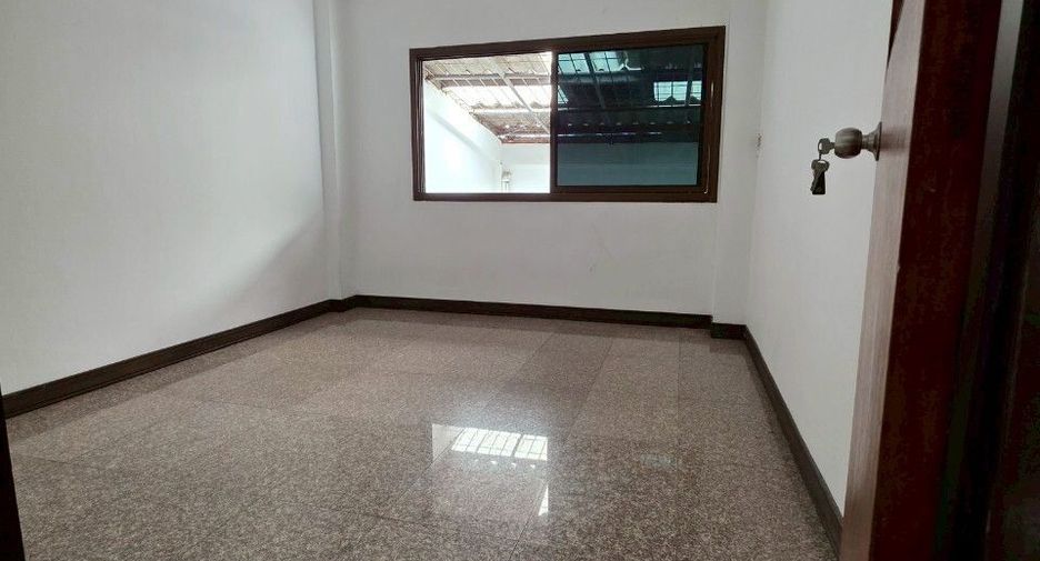 For rent 3 bedrooms townhouse in Yan Nawa, Bangkok