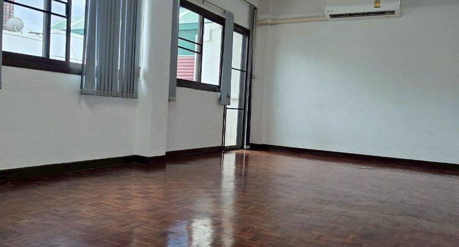 For rent 3 bedrooms townhouse in Yan Nawa, Bangkok