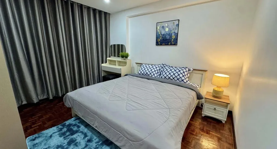 For rent 3 bedrooms condo in Huai Khwang, Bangkok
