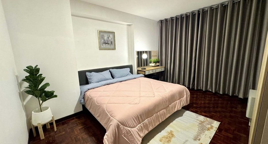 For rent 3 bedrooms condo in Huai Khwang, Bangkok