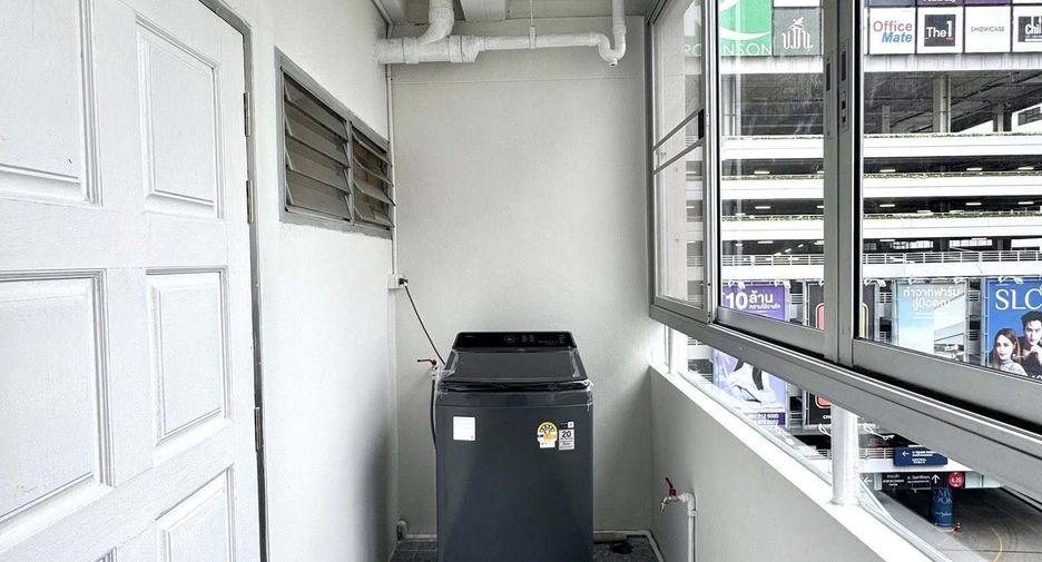 For rent 3 bedrooms condo in Huai Khwang, Bangkok