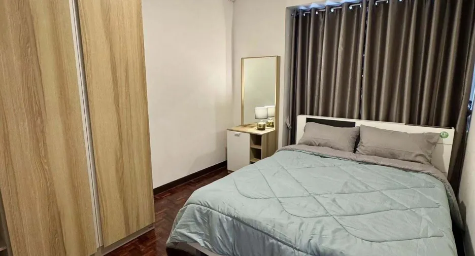 For rent 3 bedrooms condo in Huai Khwang, Bangkok