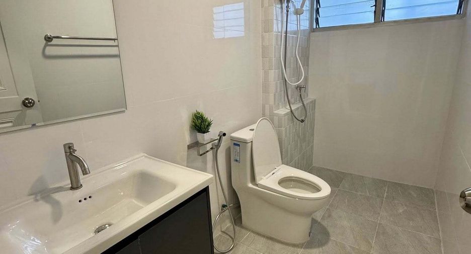 For rent 3 bedrooms condo in Huai Khwang, Bangkok