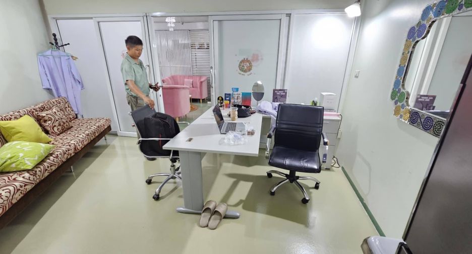 For rent 1 bed office in Khlong Toei, Bangkok