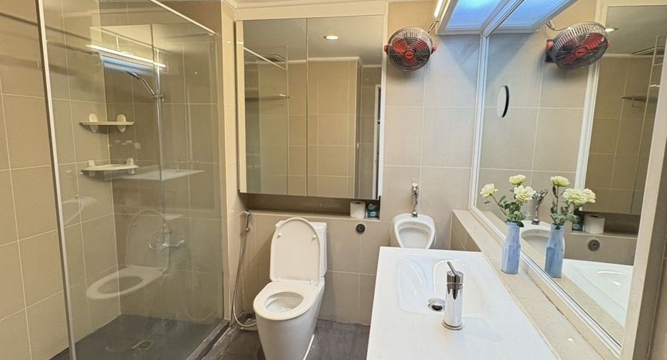 For rent 2 bedrooms condo in Watthana, Bangkok