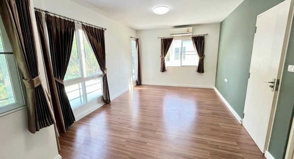 For rent 3 bedrooms house in Khlong Sam Wa, Bangkok