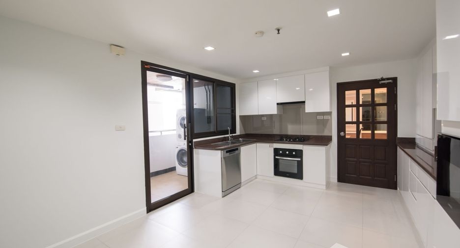 For rent 4 bedrooms apartment in Khlong Toei, Bangkok