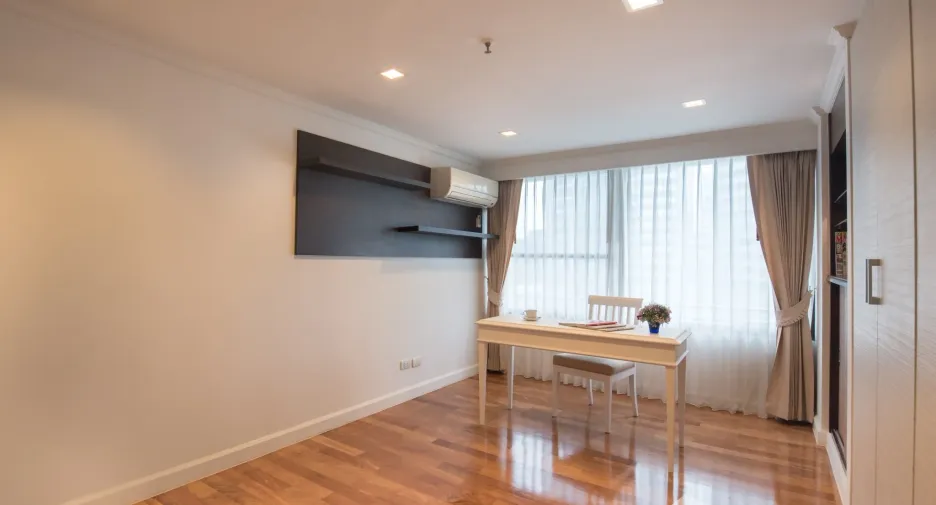 For rent 4 bedrooms apartment in Khlong Toei, Bangkok