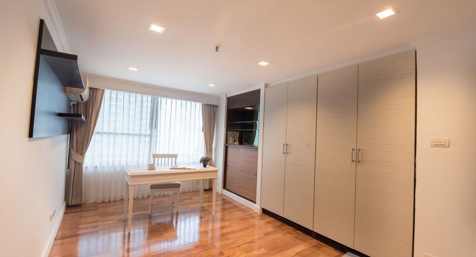For rent 4 bedrooms apartment in Khlong Toei, Bangkok