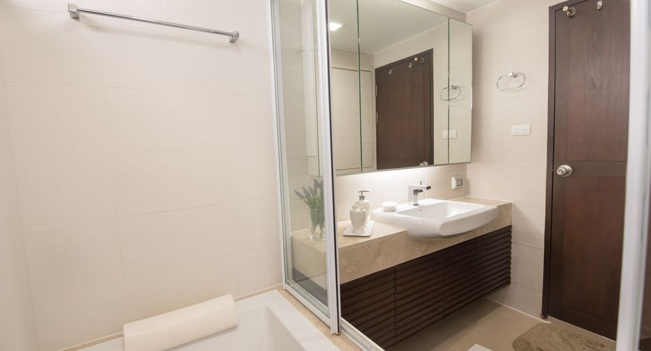 For rent 4 bedrooms apartment in Khlong Toei, Bangkok