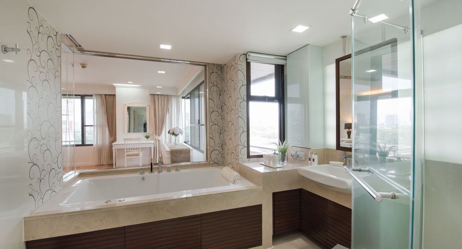 For rent 4 bedrooms apartment in Khlong Toei, Bangkok
