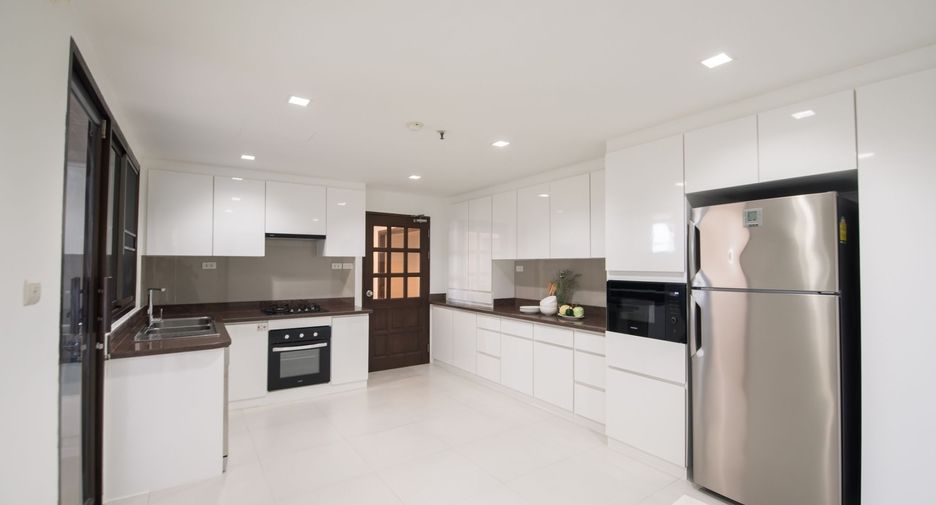 For rent 4 bedrooms apartment in Khlong Toei, Bangkok
