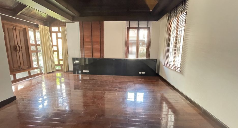 For rent 3 bedrooms house in Khlong Toei, Bangkok