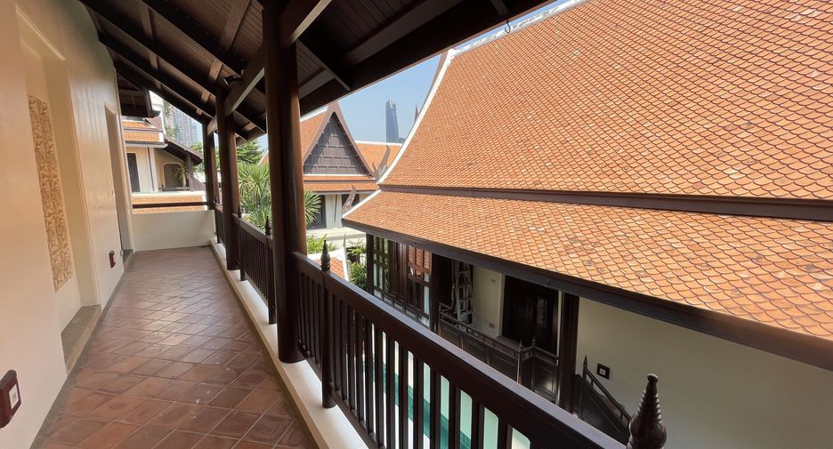 For rent 3 bedrooms house in Khlong Toei, Bangkok