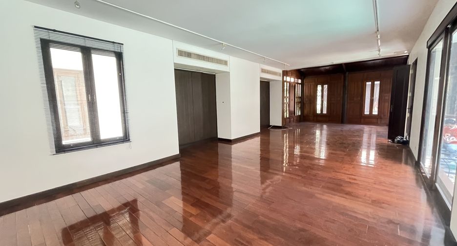 For rent 3 bedrooms house in Khlong Toei, Bangkok