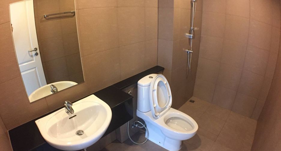 For rent 3 bedrooms townhouse in Bang Na, Bangkok