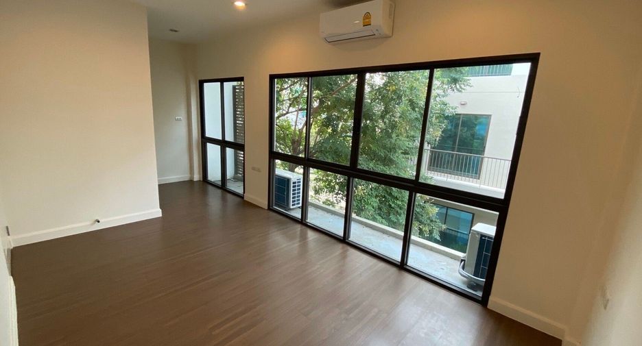 For rent 3 bedrooms townhouse in Bang Na, Bangkok