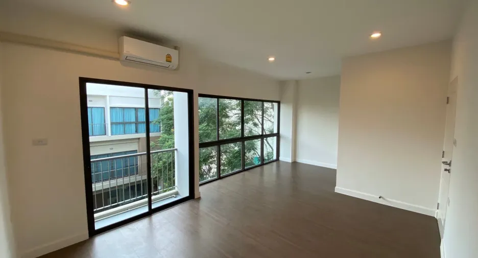 For rent 3 bedrooms townhouse in Bang Na, Bangkok