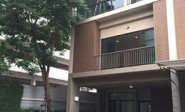 For rent 3 bedrooms townhouse in Bang Na, Bangkok