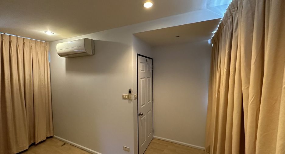 For rent retail Space in Din Daeng, Bangkok