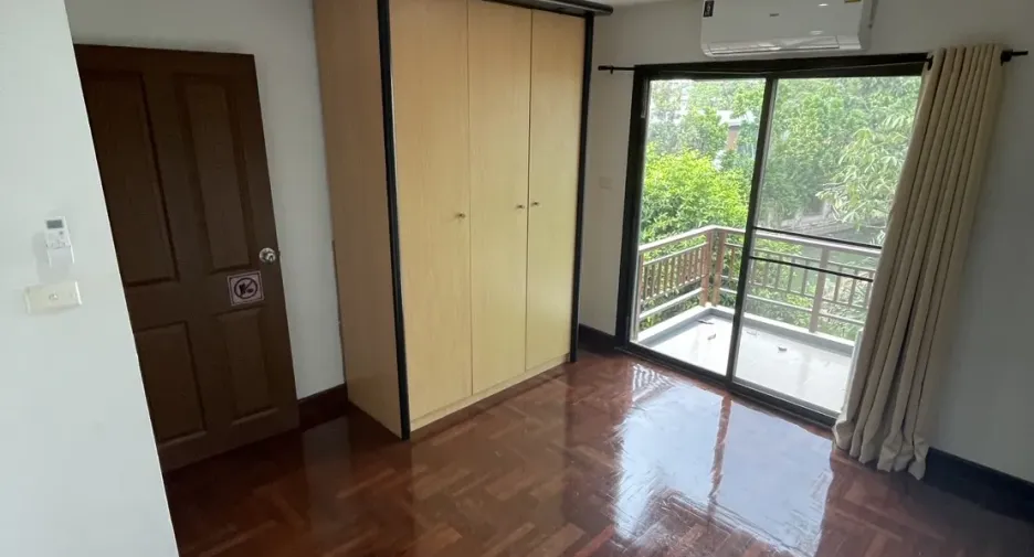 For rent 4 bedrooms townhouse in Bang Kapi, Bangkok