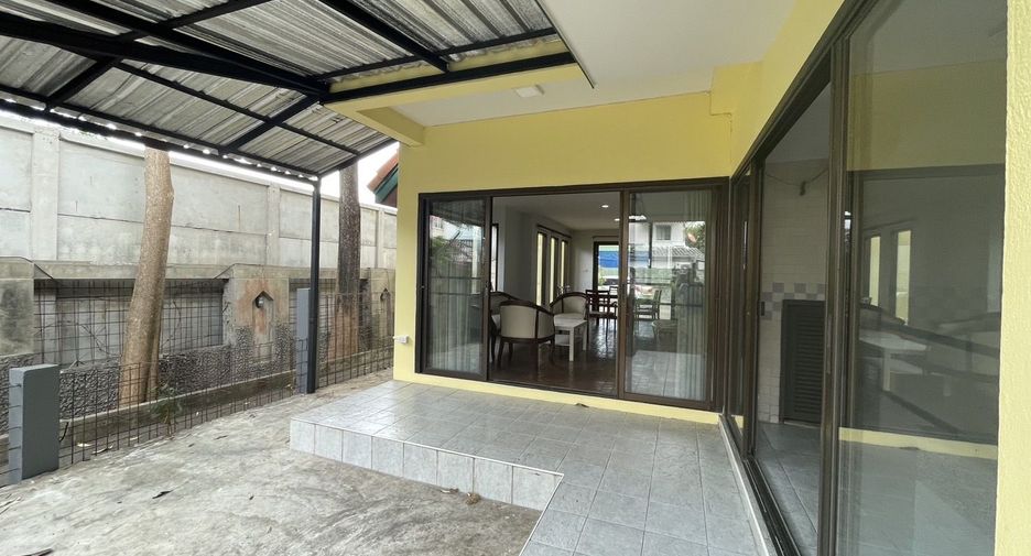 For rent 4 bedrooms townhouse in Bang Kapi, Bangkok