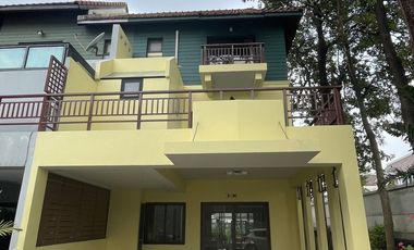 Casa adosada en alquiler de 4 habitaciones en Bang Kapi, Bangkok