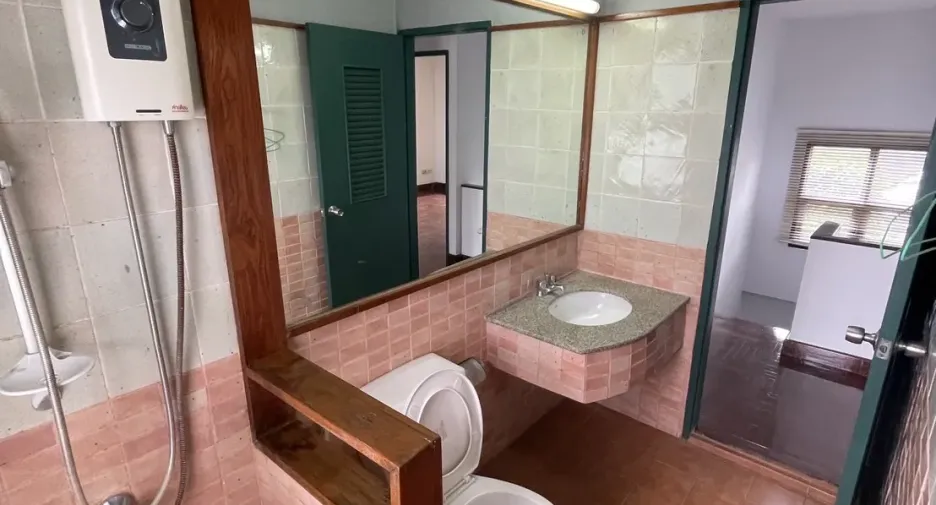 For rent 4 bedrooms townhouse in Bang Kapi, Bangkok