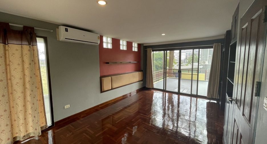 For rent 4 bedrooms townhouse in Bang Kapi, Bangkok