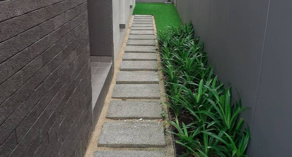 For rent 4 bedrooms house in Yan Nawa, Bangkok