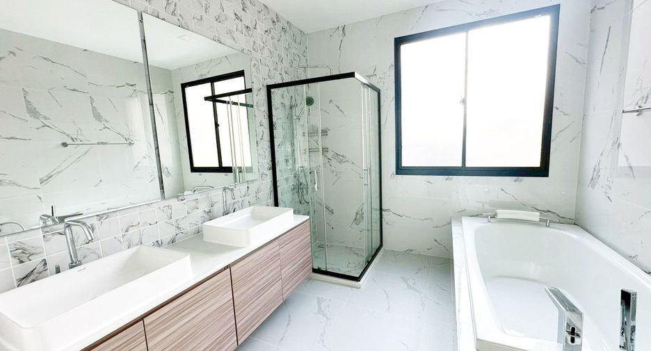 For rent 3 bedrooms townhouse in Chatuchak, Bangkok