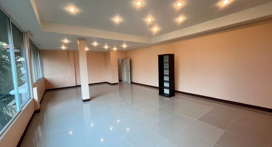 For rent 4 bedrooms house in Khlong Sam Wa, Bangkok