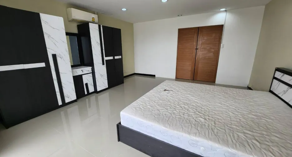 For rent 2 bedrooms condo in Bang Rak, Bangkok