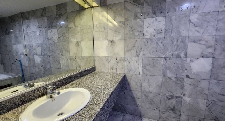 For rent 2 bedrooms condo in Bang Rak, Bangkok