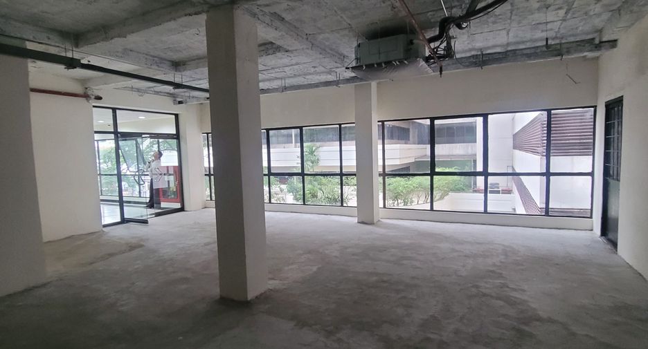 For rent retail Space in Watthana, Bangkok