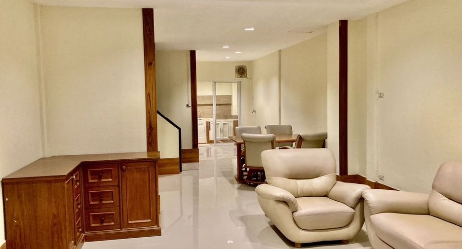 For rent 2 bedrooms townhouse in Bang Na, Bangkok