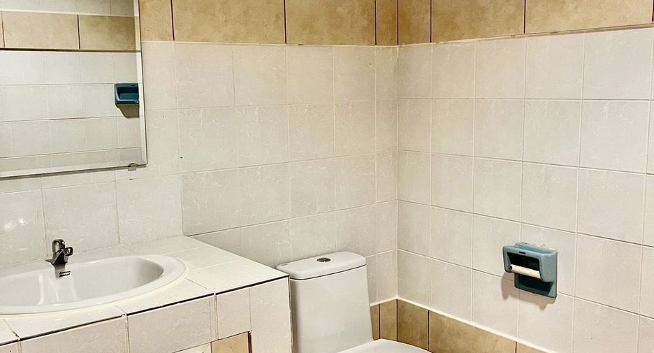 For rent 2 bedrooms townhouse in Bang Na, Bangkok