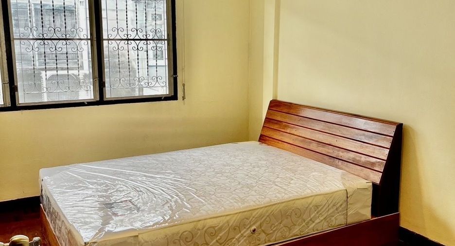 For rent 2 bedrooms townhouse in Bang Na, Bangkok