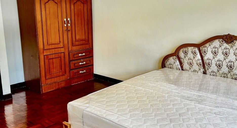 For rent 2 bedrooms townhouse in Bang Na, Bangkok