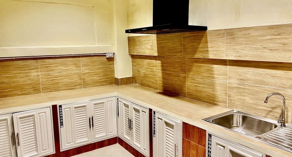 For rent 2 bedrooms townhouse in Bang Na, Bangkok