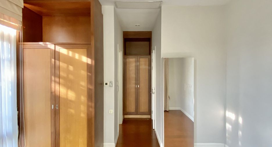 Haus zur Miete mit 4 Zimmer in Watthana, Bangkok