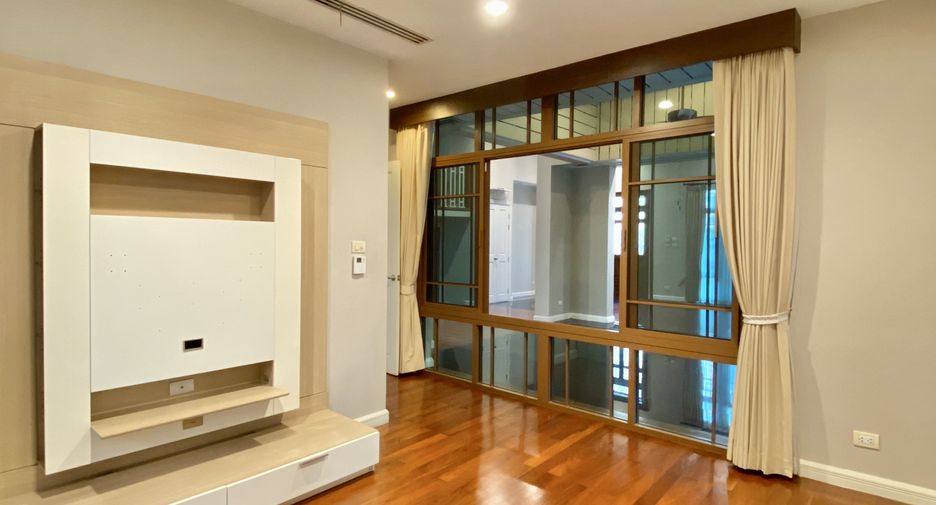 Haus zur Miete mit 4 Zimmer in Watthana, Bangkok
